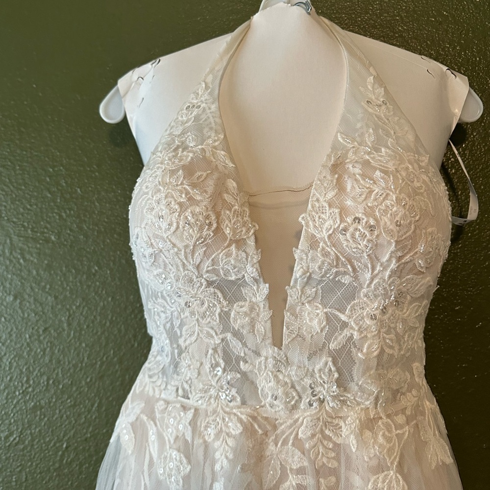White/off white wedding dress